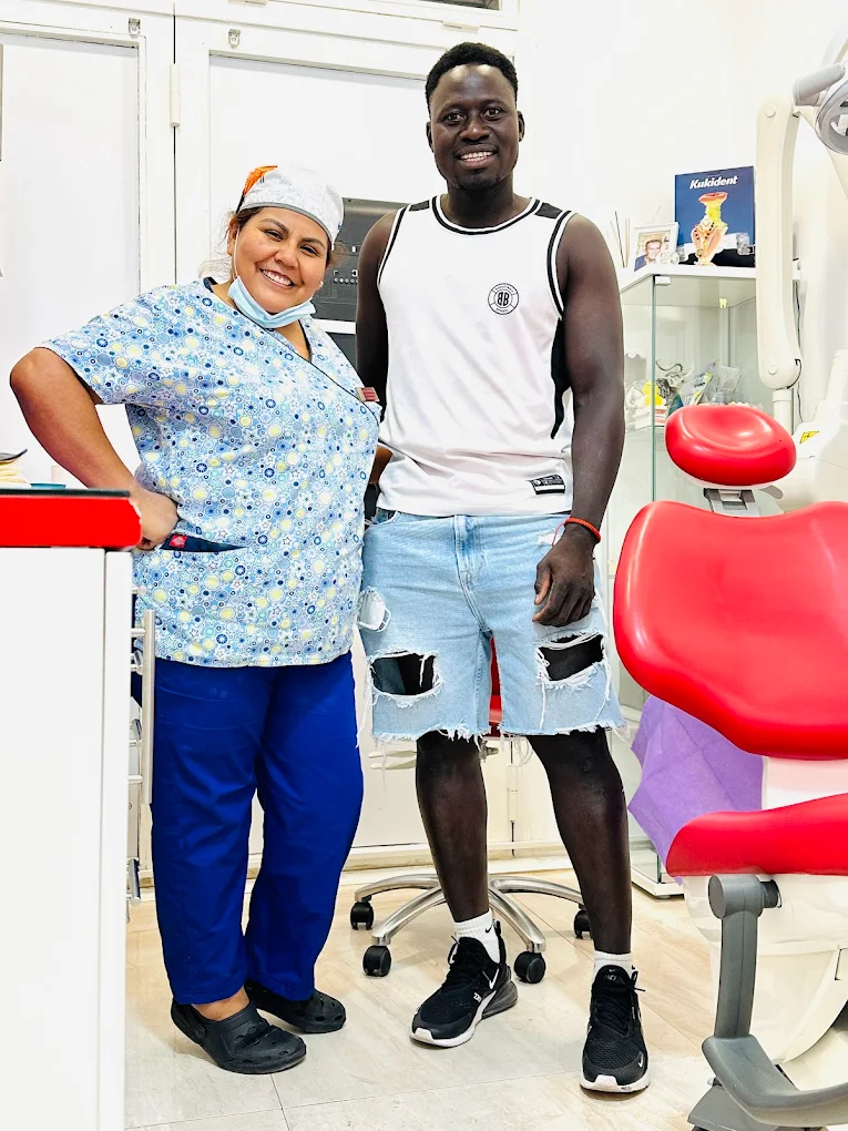 Profesional sanitaria y paciente en el gabinete dental de la clínica en Usera